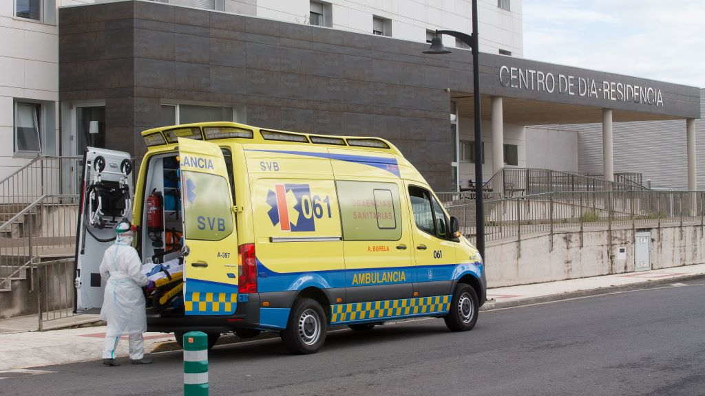 Unha ambulancia xunto a un centro residencial. (Foto: Carlos Castro / Europa Press)