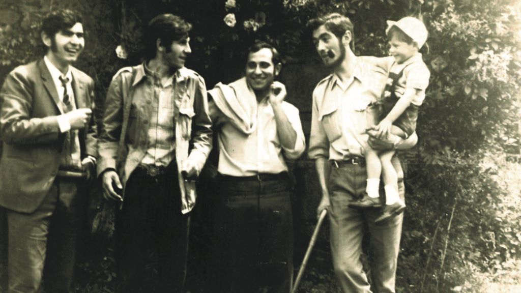 Moncho Reboiras, Xosé Ramón Lema, Ovidio Álvarez, Darío Xohán Cabana, diante da casa de Rosalía de Castro, en Padrón, en 1970. (Foto: Manuel Reboiras Noia)