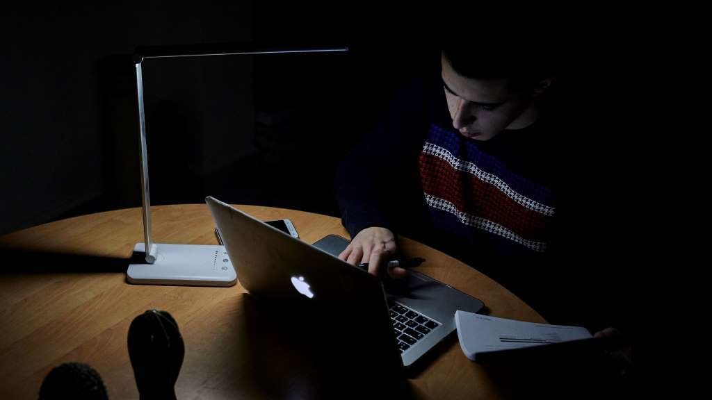 Un mozo navega pola Internet co seu ordenador (Foto: Jesús Hellín / Europa Press).