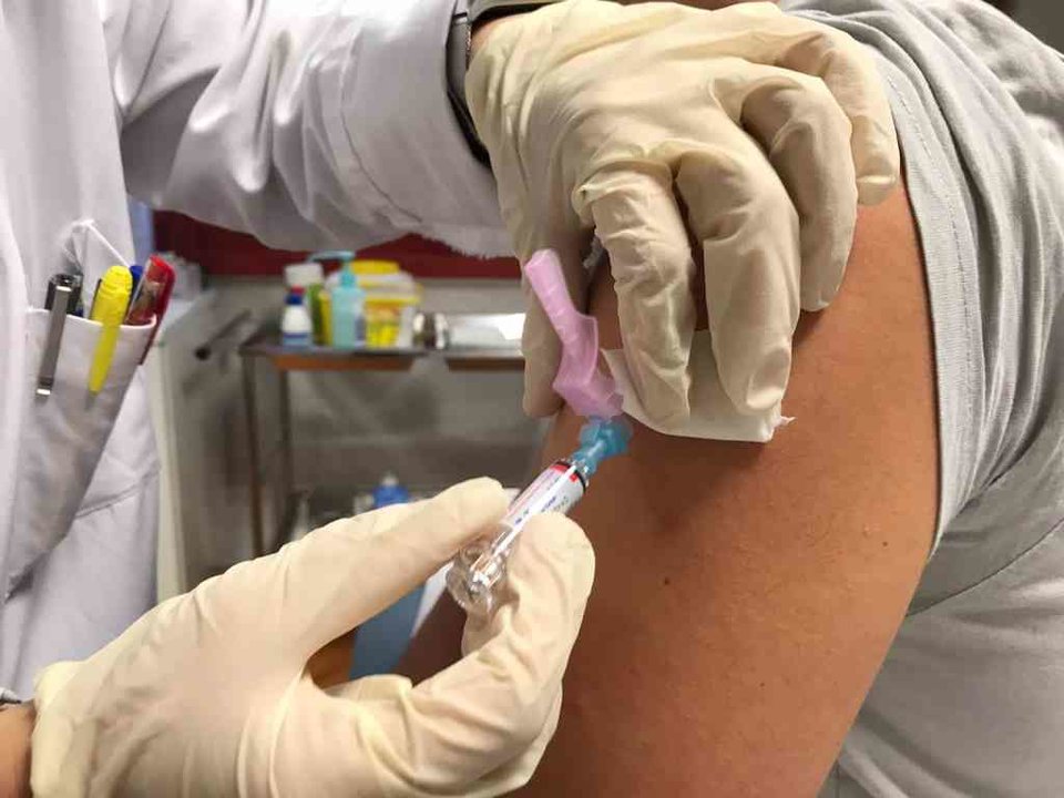 Subminstración dunha vacina contra a gripe nunha enfermaría de Santiago en 2020.