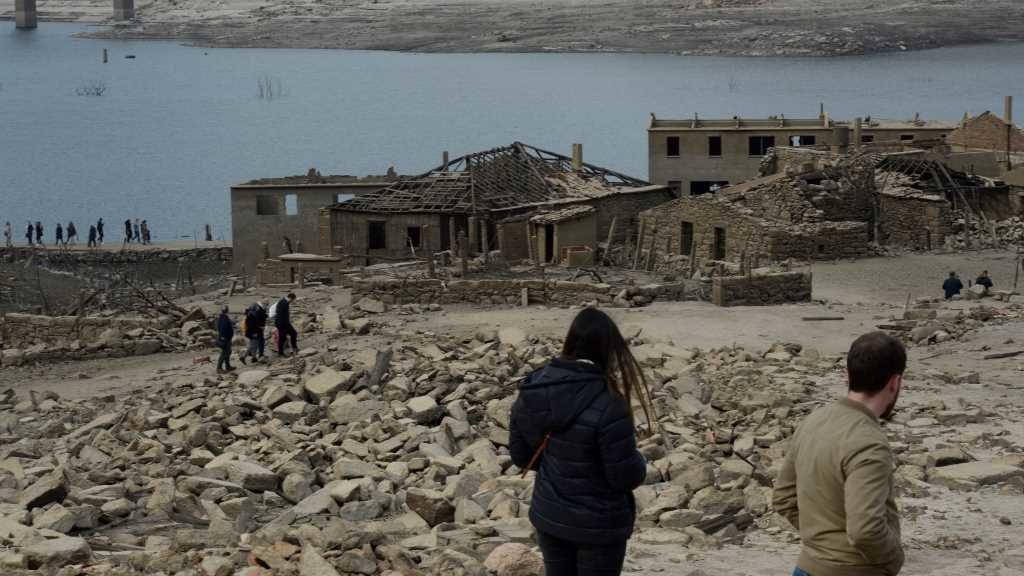 As ruínas de Aceredo, en Lobios, atraeron varias persoas en febreiro do pasado ano por mor da seca. (Foto: Rosa Veiga / Europa Press)