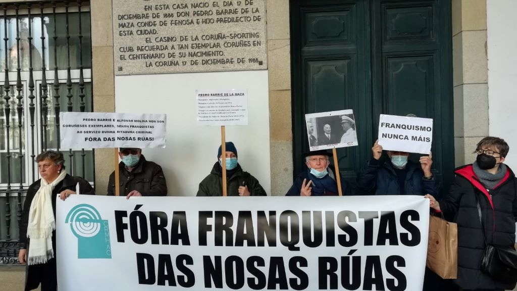 Membros da Comisión pola Memoria Histórica da Coruña diante da casa natal de Barrié de la Maza, nunha protesta decorrida o pasado ano.