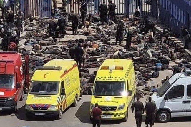 A policía de Marrocos amontona os corpos de varios migrantes mortos e feridos en Melilla. (Foto: AMDH)