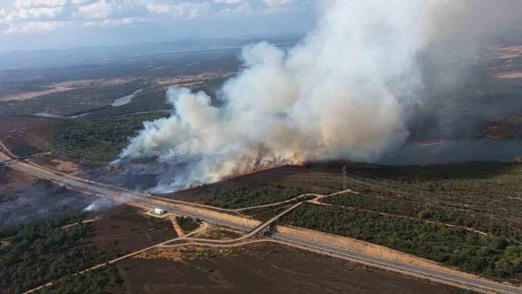 O incendio que obrigou a cortar o tráfico ferroviario á altura de Zamora. (Foto: Europa Press)