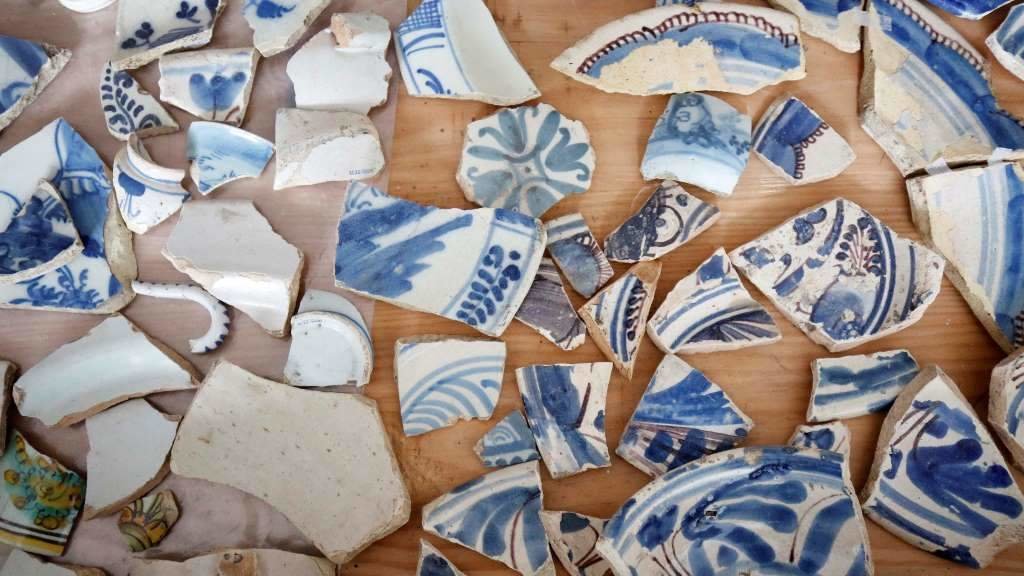 Obxectos de cerámica achados en Santa Clara. (Foto: Rafa Estévez)