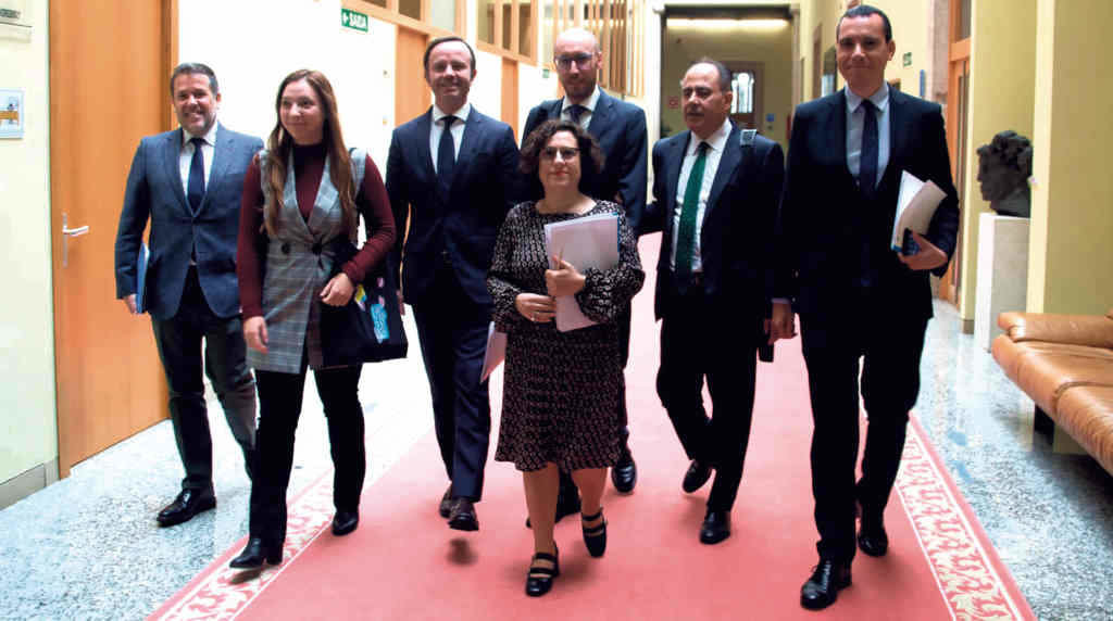 A secretaria xeral de Política Social, María Francisca Gómez, no centro, canda o equipo da Consellaría, camiño da comparecencia (Xunta da Galiza).