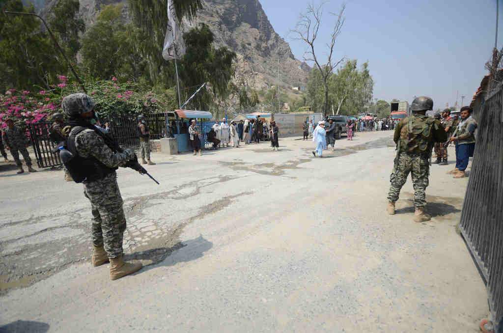 Militares paquistanís en Peshawar, capital da provincia de Khyber-Pakhtunkhwa, despois dun ataque do talibán paquistaní en setembro. (Foto: Hussain Ali / Zuma Press / Contactophoto)