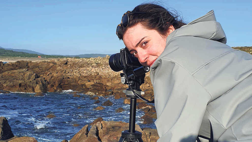 Ariadna Silva fotografando a costa galega (Foto cedida).