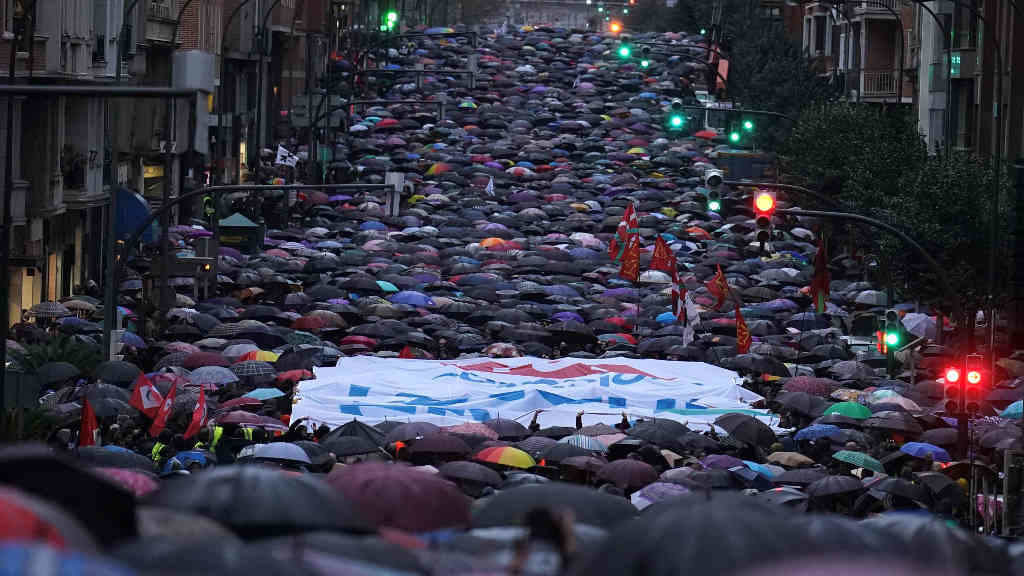 Milleiros de persoas manifestáronse en Bilboen defensa dos dereitos dos presos vascos (H.Bilbao / Europa Press).