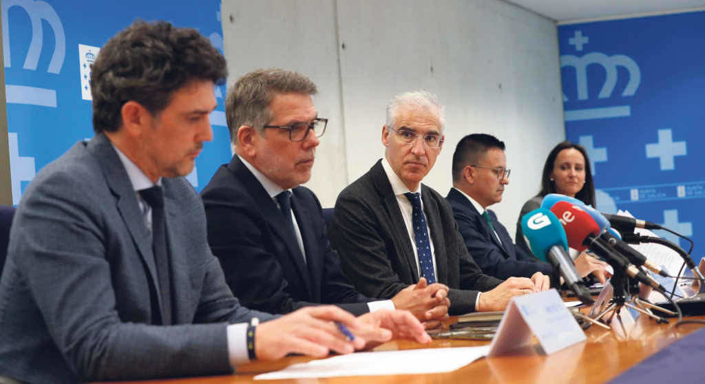 Javier Arias, o CEO de Altri, José Soares, os conselleiros de Economía e Medio Rural, Francisco Conde e José González, e Enyd López (Foto: Europa Press).