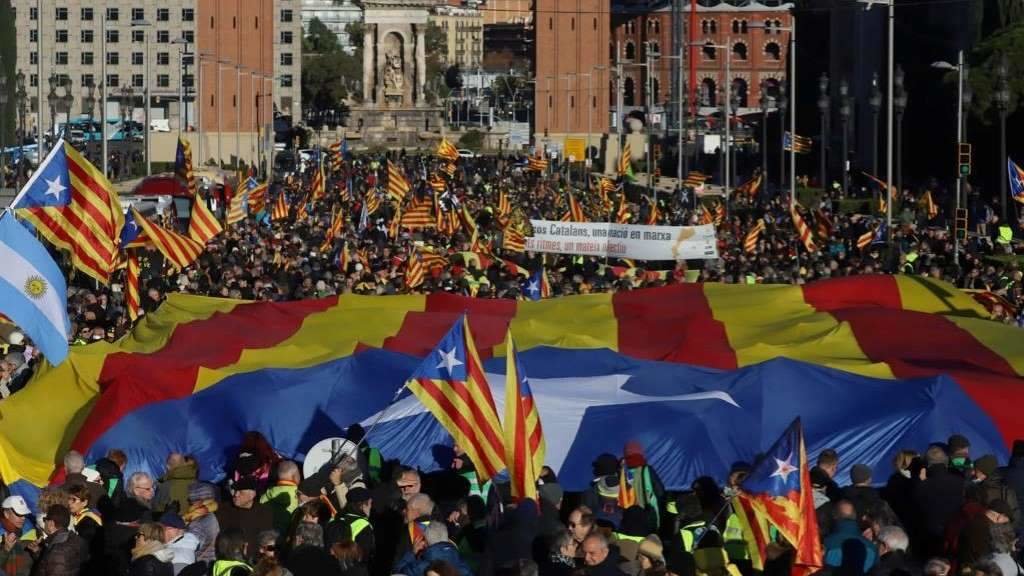 Milleiros de persoas enchen na mañá desta quinta feira a avenida de María Cristina, na capital catalá. (Foto: VilaWeb)