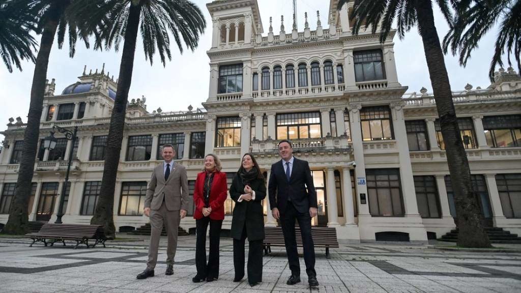 De esquerda a dereita, José Miñóns, Nadia Calviño, Inés Rei e Valentín González Formoso, nunha visita á futura sede da Aesia o pasado decembro. (Foto: M. Dylan / Europa Press)
