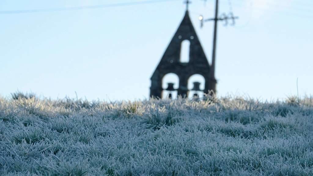 A comarca da Limia fica á cabeza das baixas temperaturas. Na imaxe, a igrexa de Aguís, no concello dos Blancos. (Foto: Rosa Veiga / Europa Press)