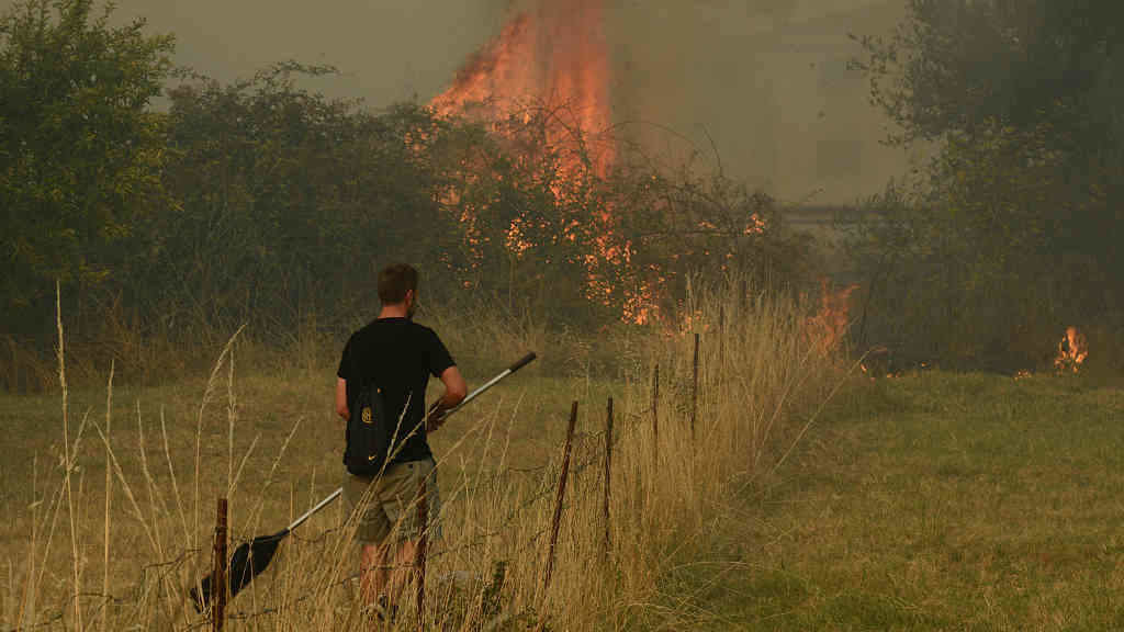 Unha persoa traballando na extinción dun incendio en Verín o pasado 3 de agosto de 2022 (Foto: Rosa Veiga / Europa Press).