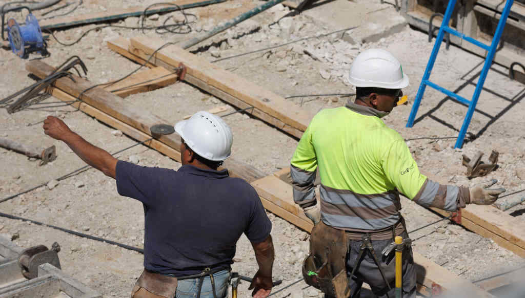 Dous operarios da construción traballando (Foto: Eduardo Parra / Europa Press).
