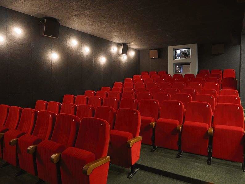 Sala de proxección nos cines Númax de Santiago.