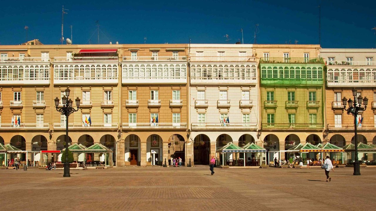 Locais de hostalaría na praza de María Pita, na Coruña (Foto: Horváth Botond).
