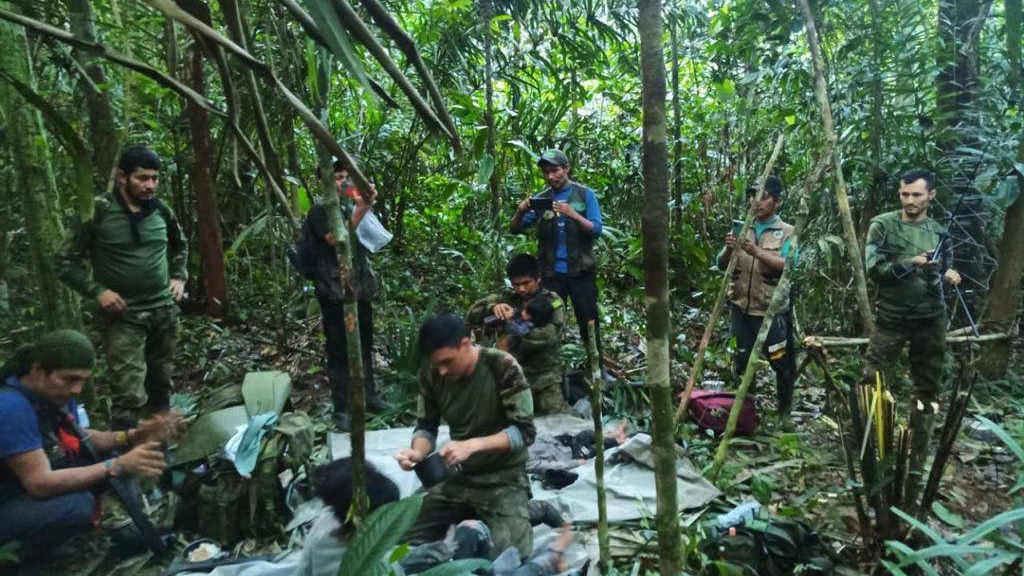 Imaxe do momento no que os militares colombianos e as persoas indíxenas atopan as crianzas na selva. (Foto: Gustavo Petro)