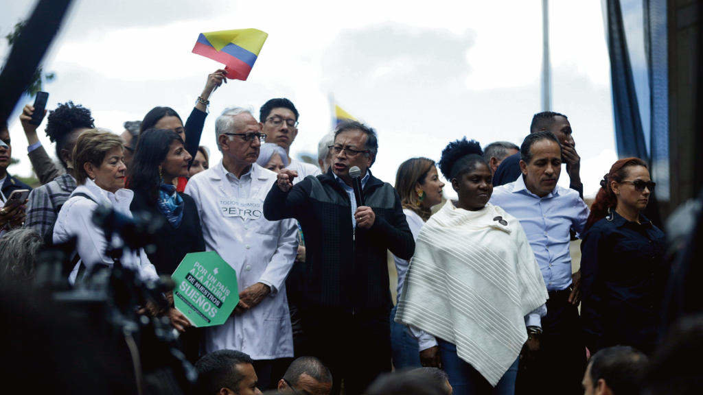 Gustavo Petro participou o 7 de xuño nun mitin a favor do seu Goberno xunto á vicepresidenta e activista Francia Márquez, á súa dereita. (Foto: Camila Díaz / Colprensa)