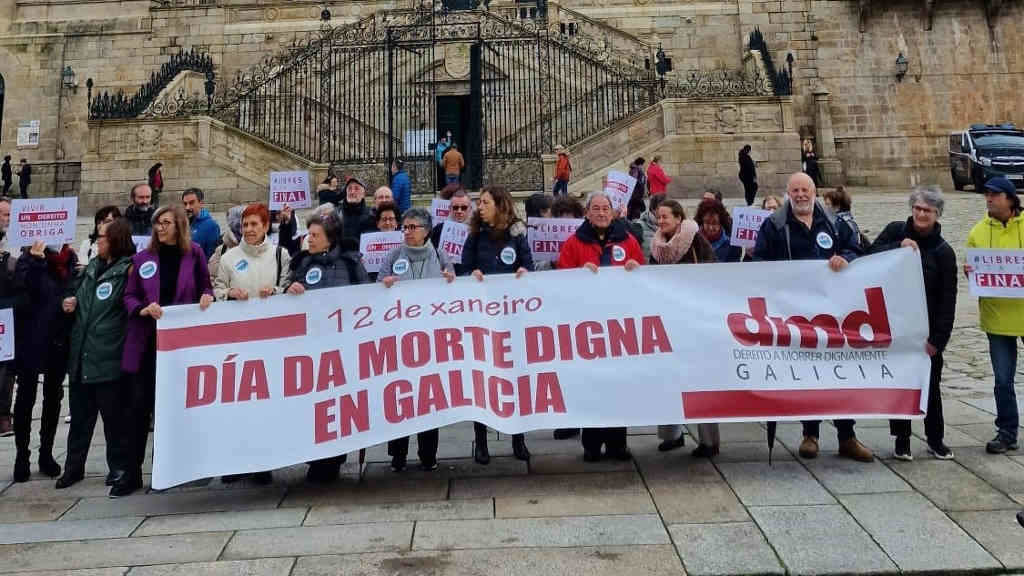 Acto convocado por DMD en Compostela para apoiar o Día da Morte Digna na Galiza (Foto: DMD).