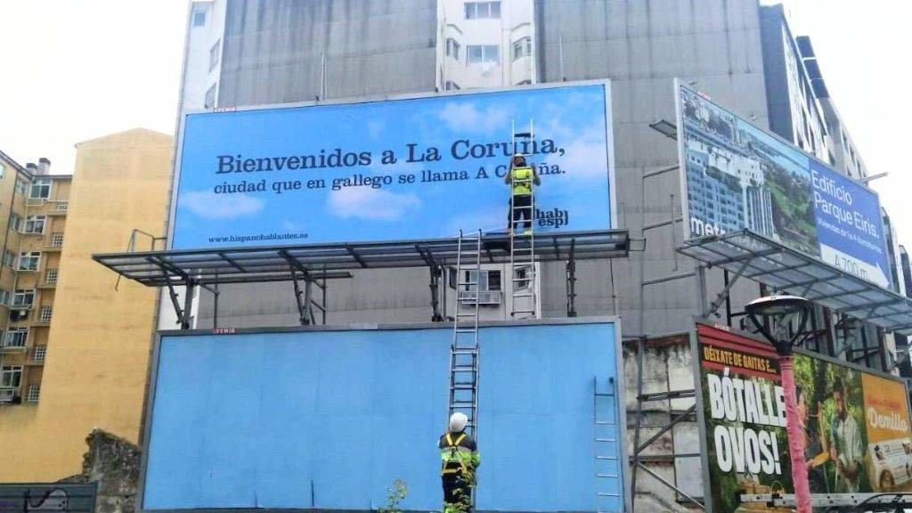 Nova pancarta de Hablamos Español na Coruña. (Foto: Nós Diario)