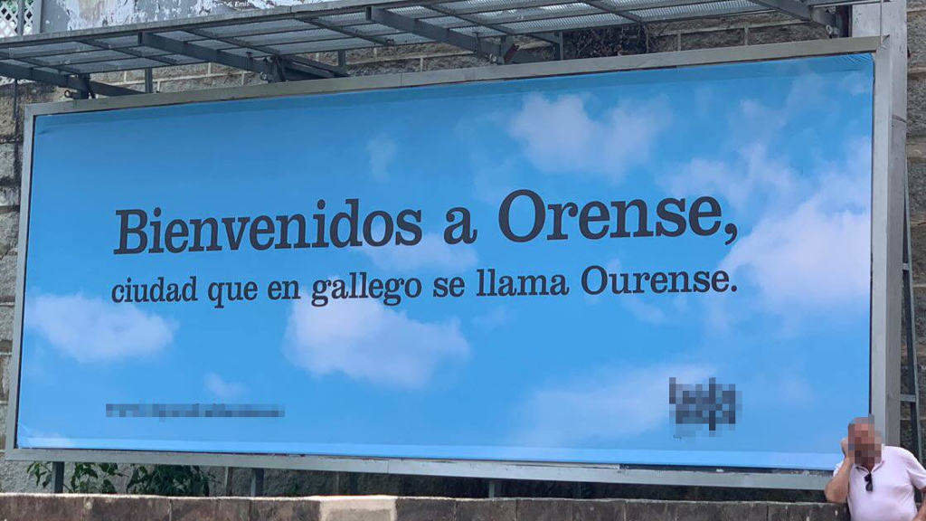 Valado publicitario instalado pola asociación ultraespañolista Hablamos Español en Ourense. (Foto: A Mesa)