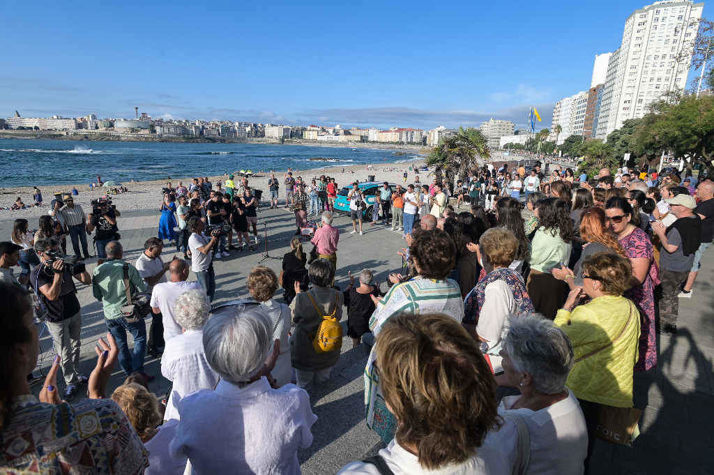 Minuto de silencio na vixilia a Samuel Luiz esta segunda feira na Coruña. (Foto: M. Dylan / Europa Press)