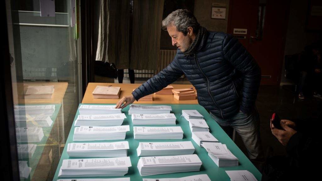 Un cidadán escollendo a súa papeleta nas eleccións estatais de 2019. (Foto: David Zorrakino / Europa Press)