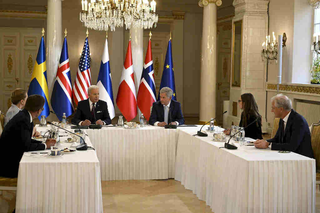 O líder dos Estados Unidos, Joe Biden (terceiro pola esquerda), a quinta feira coas xefas e xefes de Estado de Suecia, Dinamarca, Finlandia, Islandia e Noruega. (Foto: Antti Aimo-Koivisto / Lehtikuva / DPA)