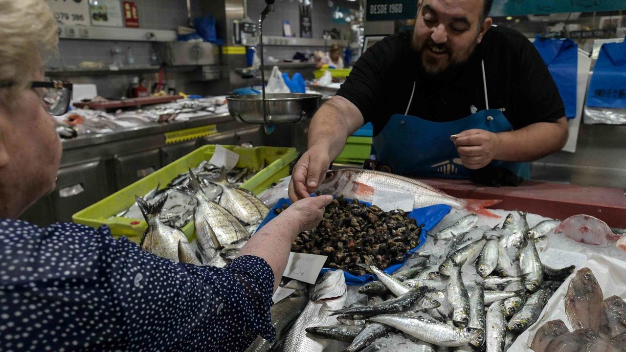 Unha muller compra peixe nun estabelecemento da praza de Lugo, na cidade da Coruña (Foto: M. Dylan / Europa Press).