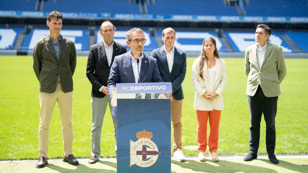 O sucesor de Couceiro (diante), escoltado por Vicente Fernández, Carlos Ballesta, Álex Bergantiños, Michelle Escotet e David Villasuso.  (Foto: RC Deportivo).