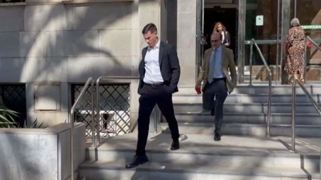 Santi Mina, á súa saída dos xulgados de Almería (Foto: Europa Press).