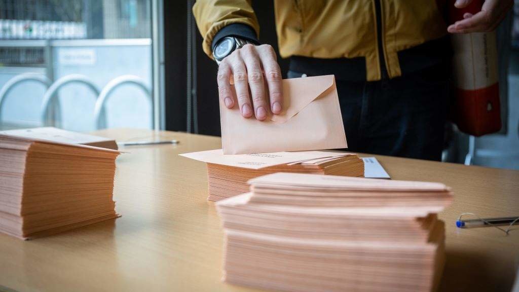 Un cidadán prepara o seu voto para o Senado nas eleccións de novembro de 2019. (Foto: David Zorrakino / Europa Press)