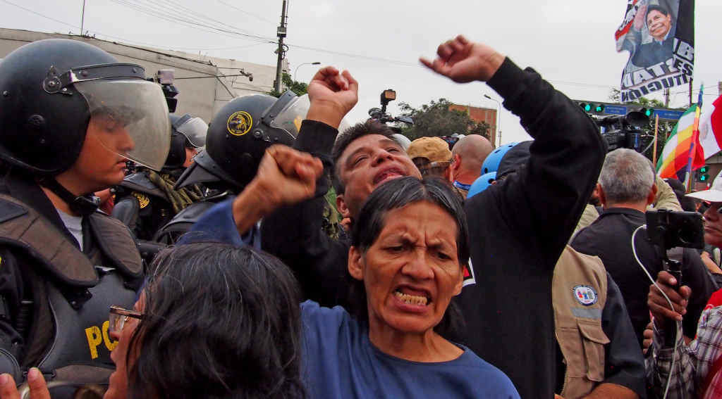 Manifestantes enfróntanse ás brigadas policiais durante a terceira 'Tomada de Lima' contra a presidenta Dina Boluarte o pasado 19 de xullo (Foto: Carlos García Granthon).