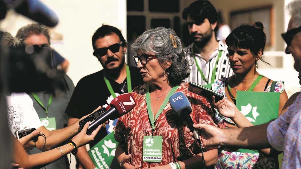 Pilar González (á esquerda) e Teresa Rodríguez (á dereita), de Adelante Andalucía, na xornada electoral do 23-X. [Foto: Europa Press)