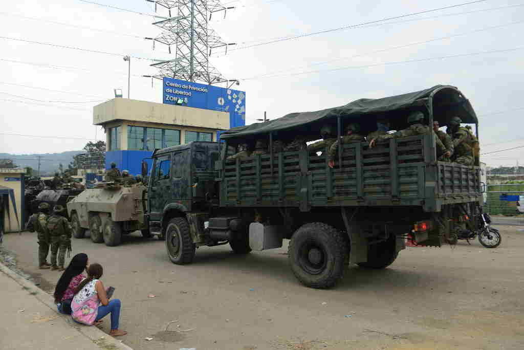 Operativo de policías e militares nunha prisión do Ecuador o 12 de agosto. (Foto: Alejandro Baque / Zuma Press)