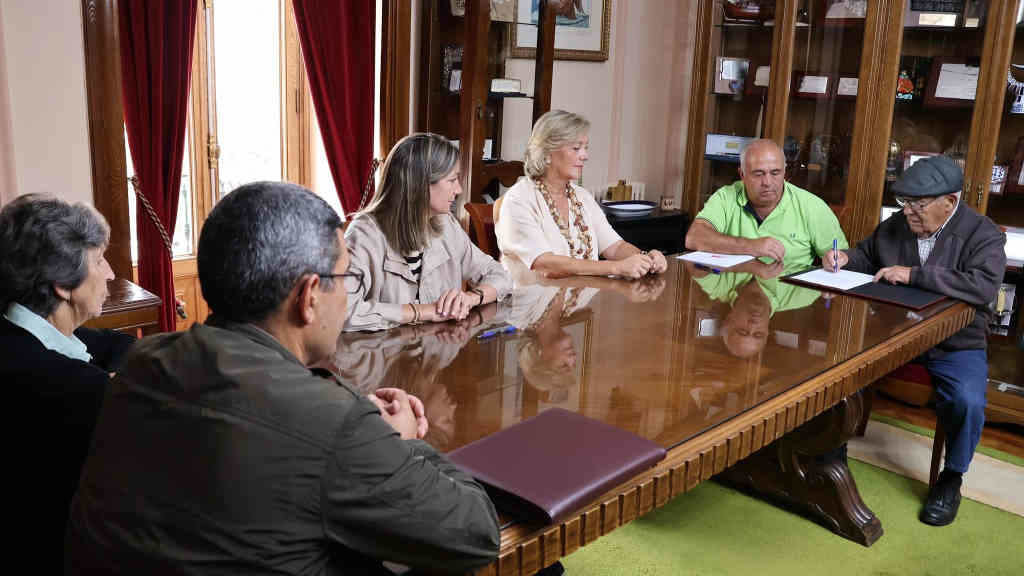 Lara Méndez, no centro, e os propietarios das parcelas (Foto: Nós Diario).