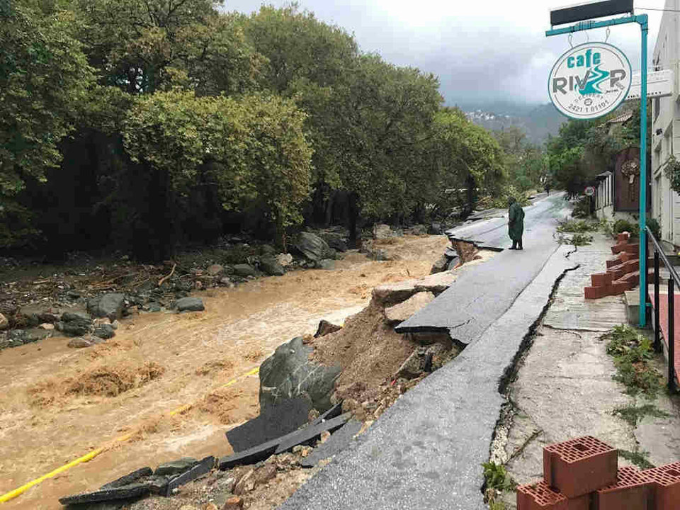 Estado a cuarta feira dos restos da estrada entre Volos e Portaria, en Grecia, após colapsar pola tromba de auga procedente das chuvias. (Foto: Axencia meteorolóxica de Grecia)