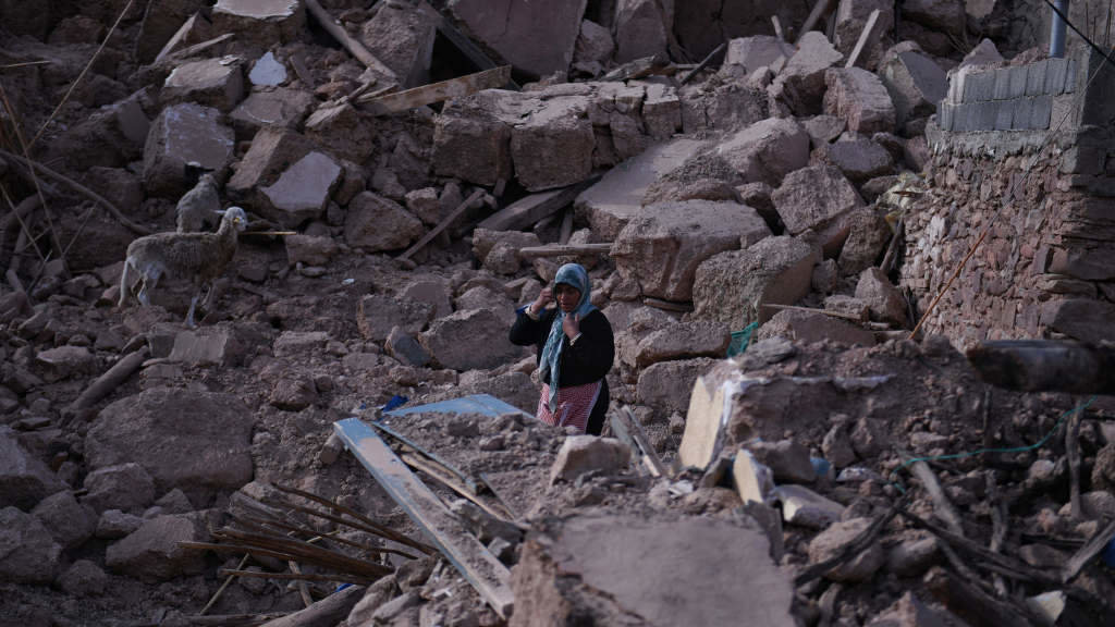 Unha muller camiña nunha aldea destruída polo terremoto, en Talat N'Yaaqoub, na rexión de Marrakech-Safi (Marrocos). (Foto: Fernando Sánchez / Europa Press)