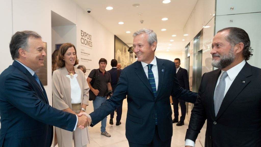 Alfonso Rueda (no centro) e Juan Carlos Escotet (á dereita) coincidiron hoxe na inauguración da xornada 'Diálogos co sector bancario polo progreso económico e social'. [Foto: Nós Diario]