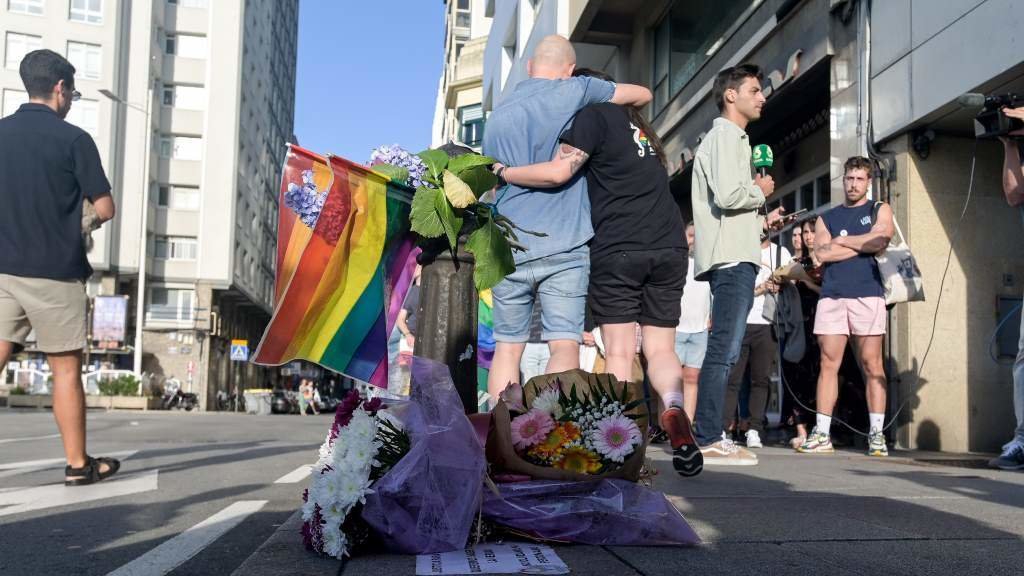 Varias persoas depositando flores no lugar onde Samuel Luiz foi asasinado, o pasado 3 de xullo. (Foto: M. Dylan / Europa Press)