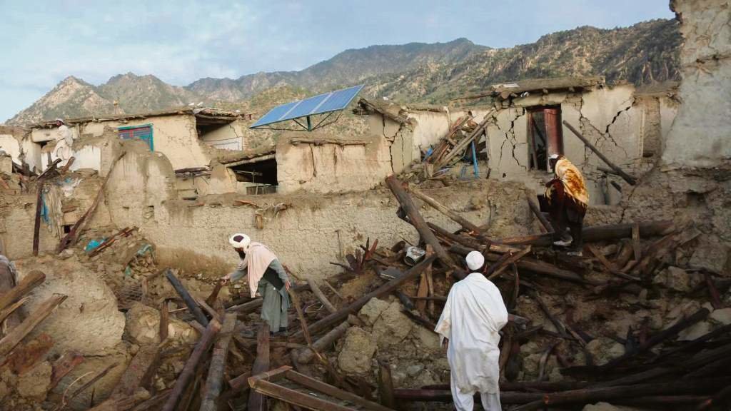 Varias persoas examinan os danos dun terremoto en Afganistán. (Foto: Saifurahman Safi / Xinhua / Contacto)