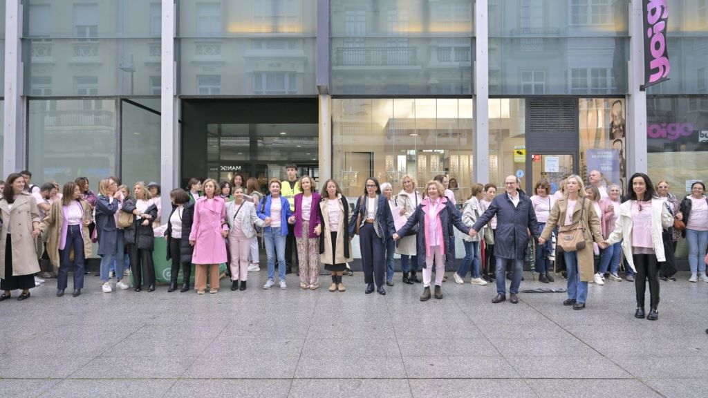 Perto dun millar de persoas rodearon o edificio da praza de Lugo na Coruña polo cancro de mama. (Foto: Nós Diario).