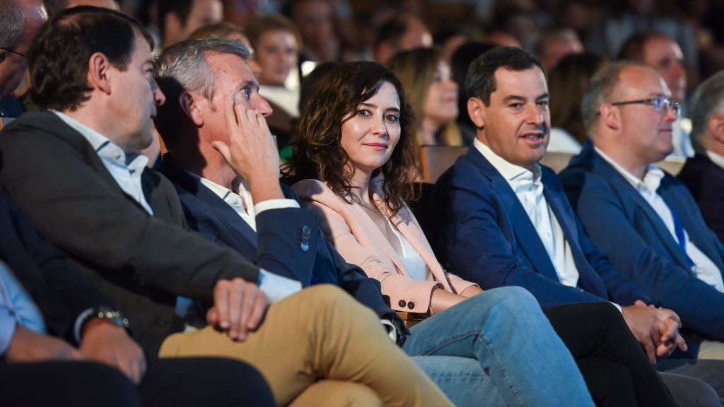 Alfonso Rueda, Isabel Díaz-Ayuso e Juan Manuel Moreno Bonilla, os tres no centro, na XXV Unión Interparlamentar Popular en 2022. (Foto: Gustavo Valiente / Europa Press).