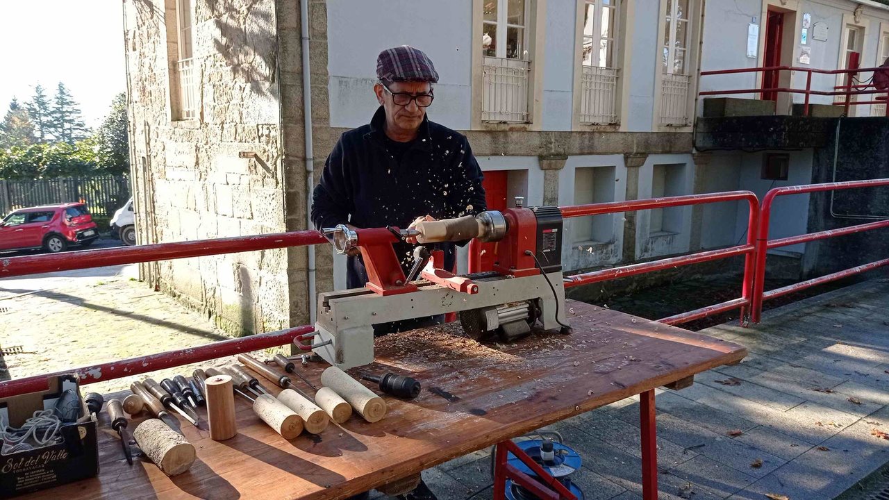 O torneiro Che Luanha durante o proceso de fabricación dun peón (Foto: Brinquedia).
