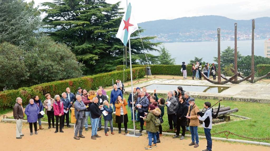 Izado da bandeira galega hai un ano no parque do Castro de Vigo, nun acto impulsado por Vía Galega. (Foto: Vía Galega)