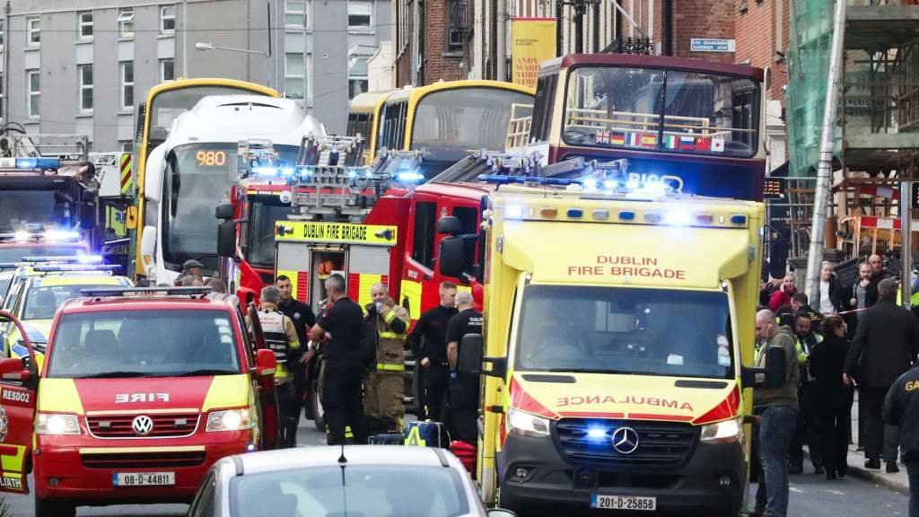 Dispositivo médico e policial despregado após o atentado en Dublín. (Foto: RTÉ)