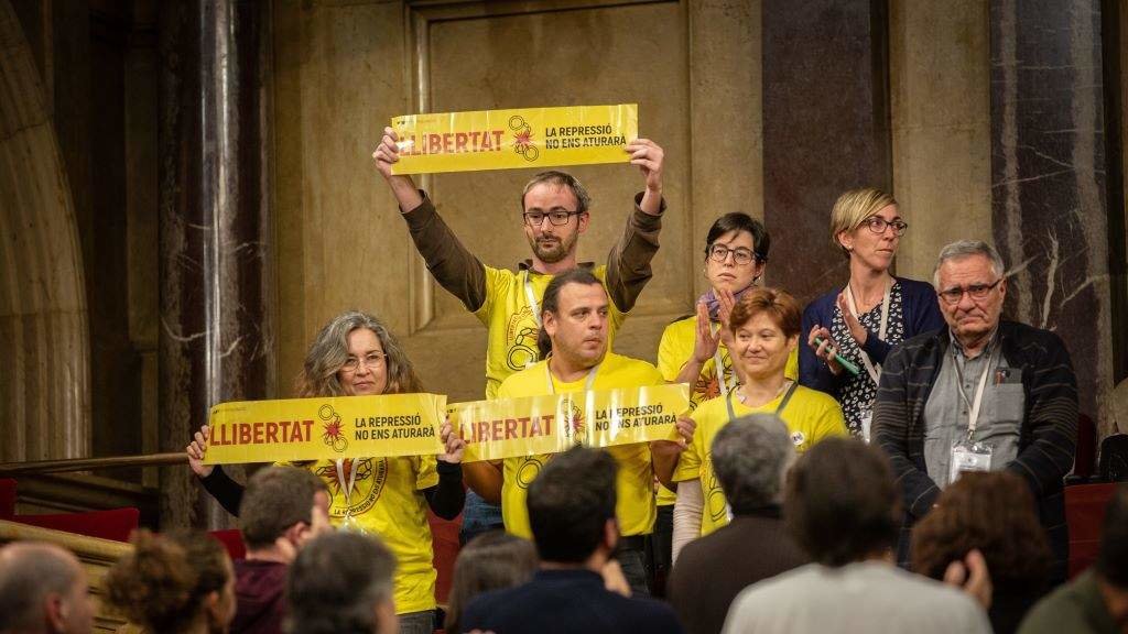 Familiares de presos dos CDR no Parlament, en 2019. (Foto: David Zorrakino / Europa Press)