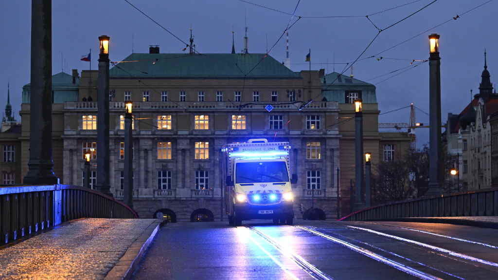 Ao fondo, a Facultade na que ocorreu o tiroteo, hoxe en Praga. (Foto: Deml Ondøej / CTK / DPA)