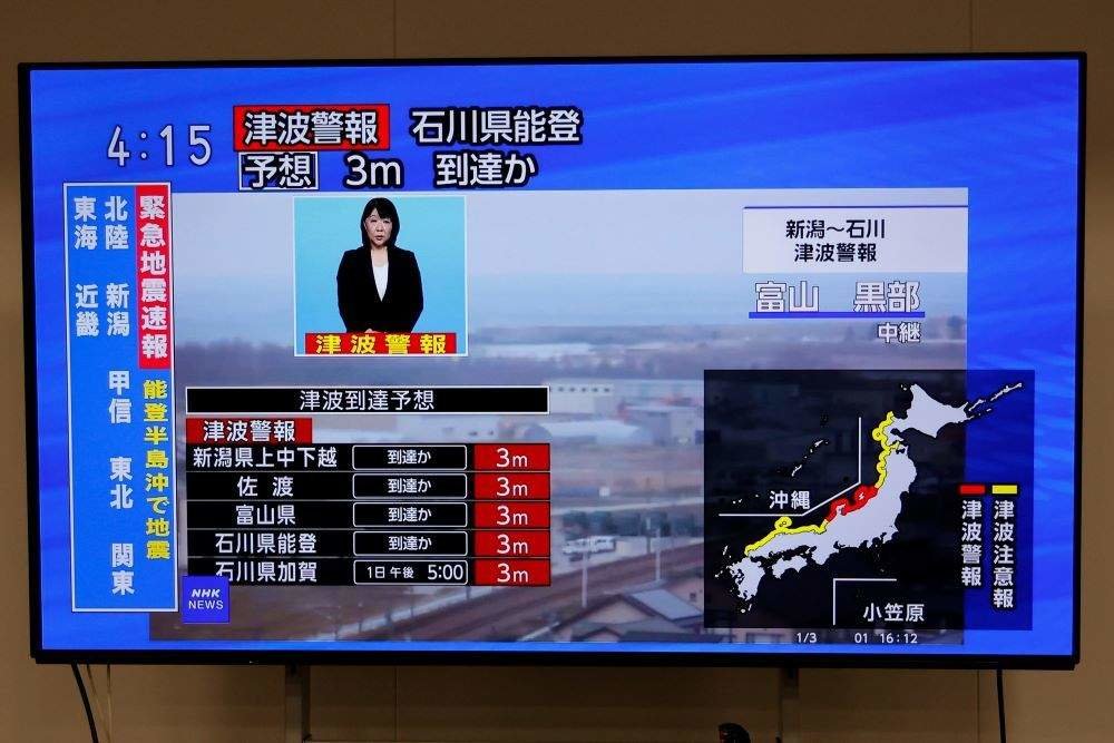 Unha pantalla amosa a noticia de alerta de terremoto e tsunami. 